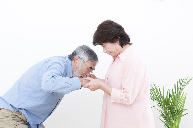 老老介護　問題点　解決策-立ち上がり介助をするシニア夫婦