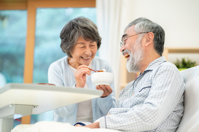 老老介護　問題点　解決策-食事介助をするシニア夫婦