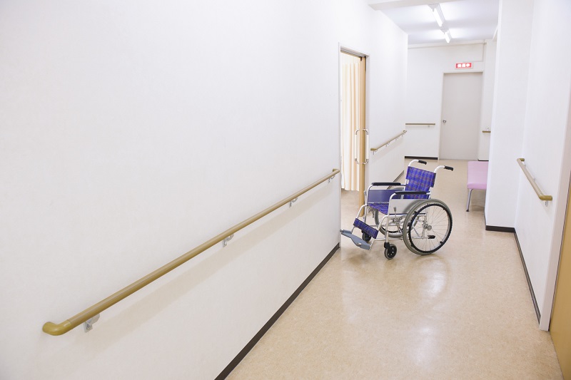 介護療養型医療施設　費用-病院の廊下にある車イス