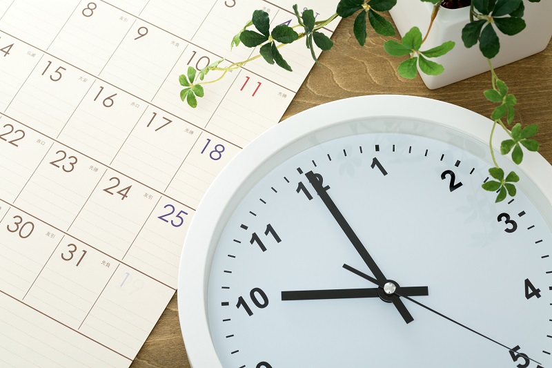 ダブルケアの経験談-カレンダーと時計