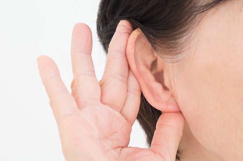 老人性難聴の特徴-耳と手