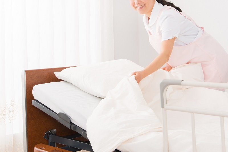 電動ベッドの使い方-電動ベッドを整える介護士