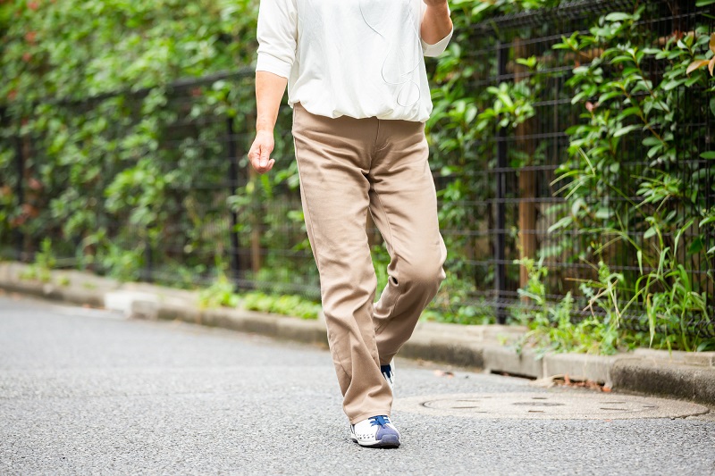 歩き方のメカニズム-歩いているシニア女性の身体